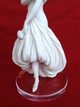 Indossatrice pallocino - Pezzo originale in ceramica bianca - 14x29 cm - particolare del vestito